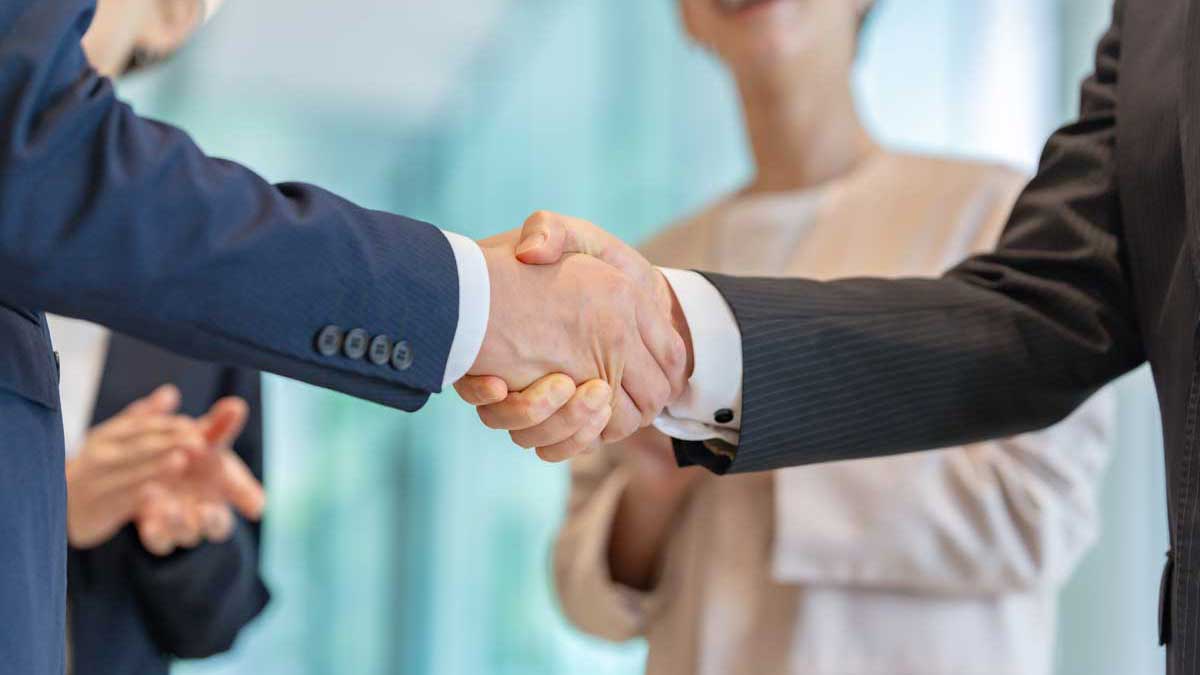 Handshake - © naka – stock.adobe.com